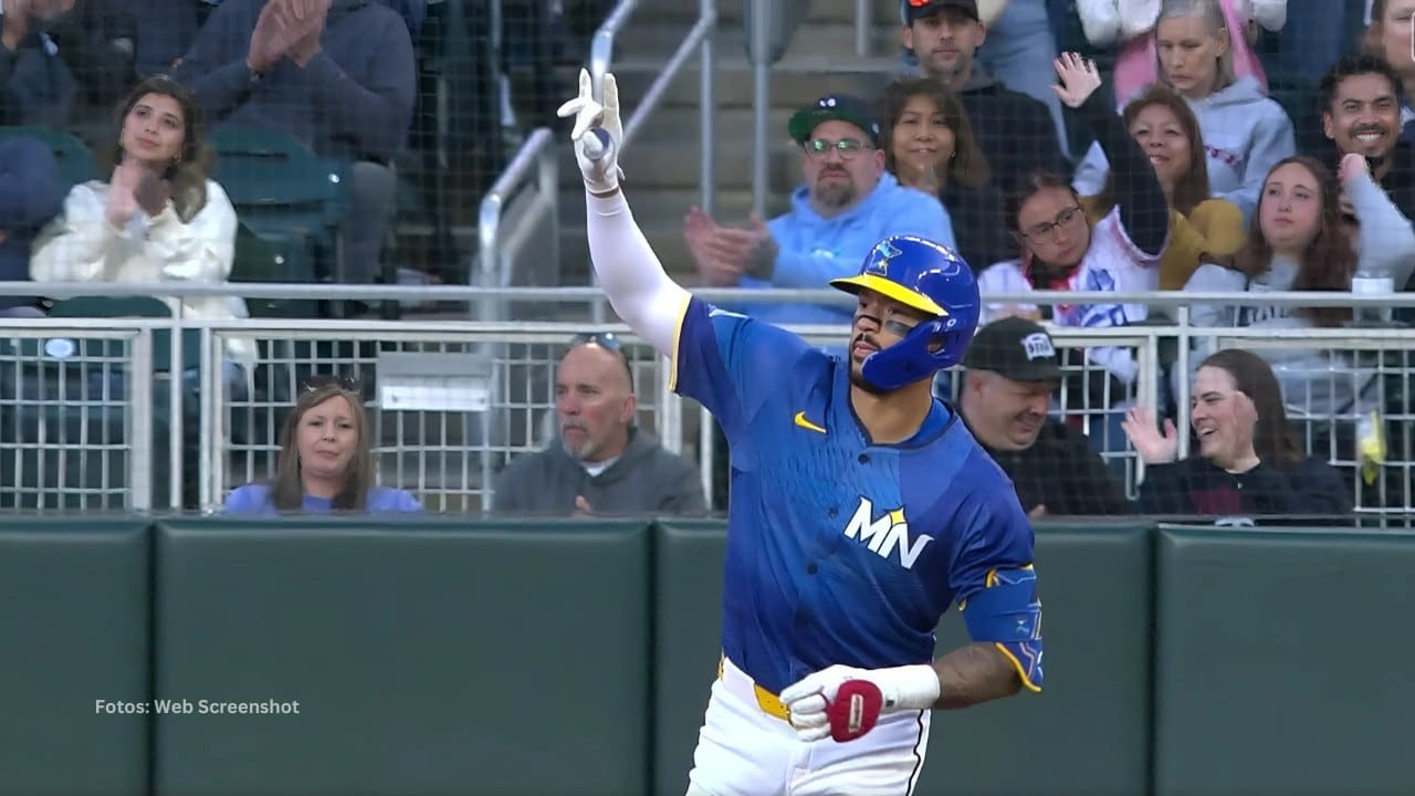 Carlos Correa recorre las bases tras jonrón con Minnesota Twins
