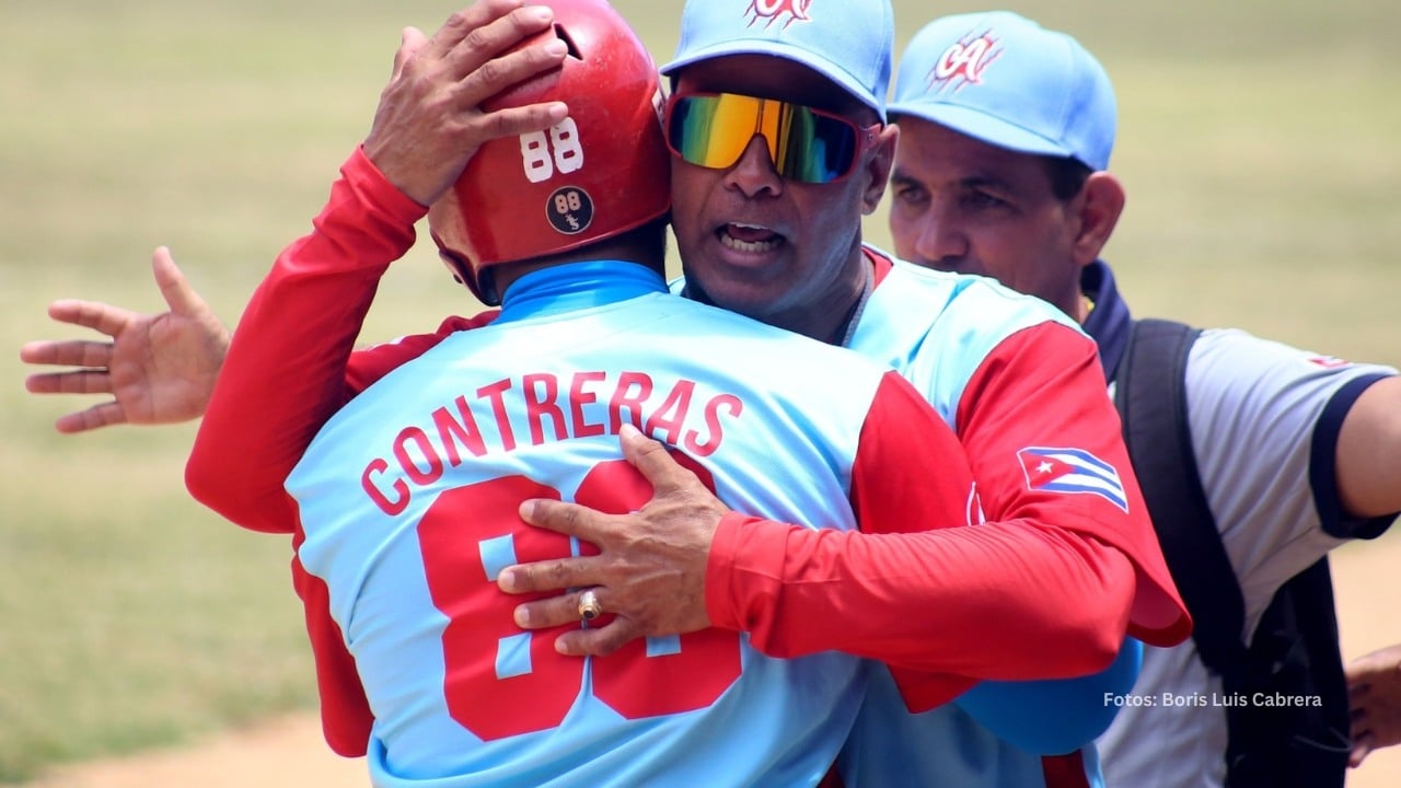 Jugadores de Ciego de Ávila celebrando una victoria en la Liga Elite del beisbol cubano
