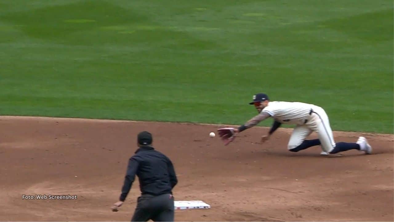El pelotero boricua Carlos Correa hizo gala de su Guante de Oro y de Platino tras una gran jugada defensiva en Minnesota.