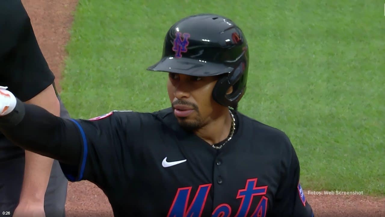 Francisco Lindor en el home tras jonrón con New York Mets