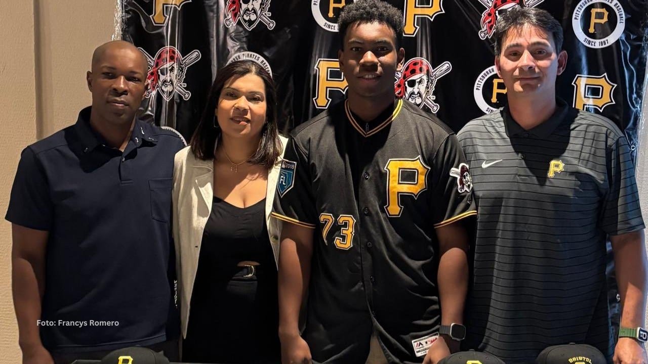 El pitcher derecho Juan Carlos Muñiz Jr. junto a su familia y representante de Pittsburgh Pirates