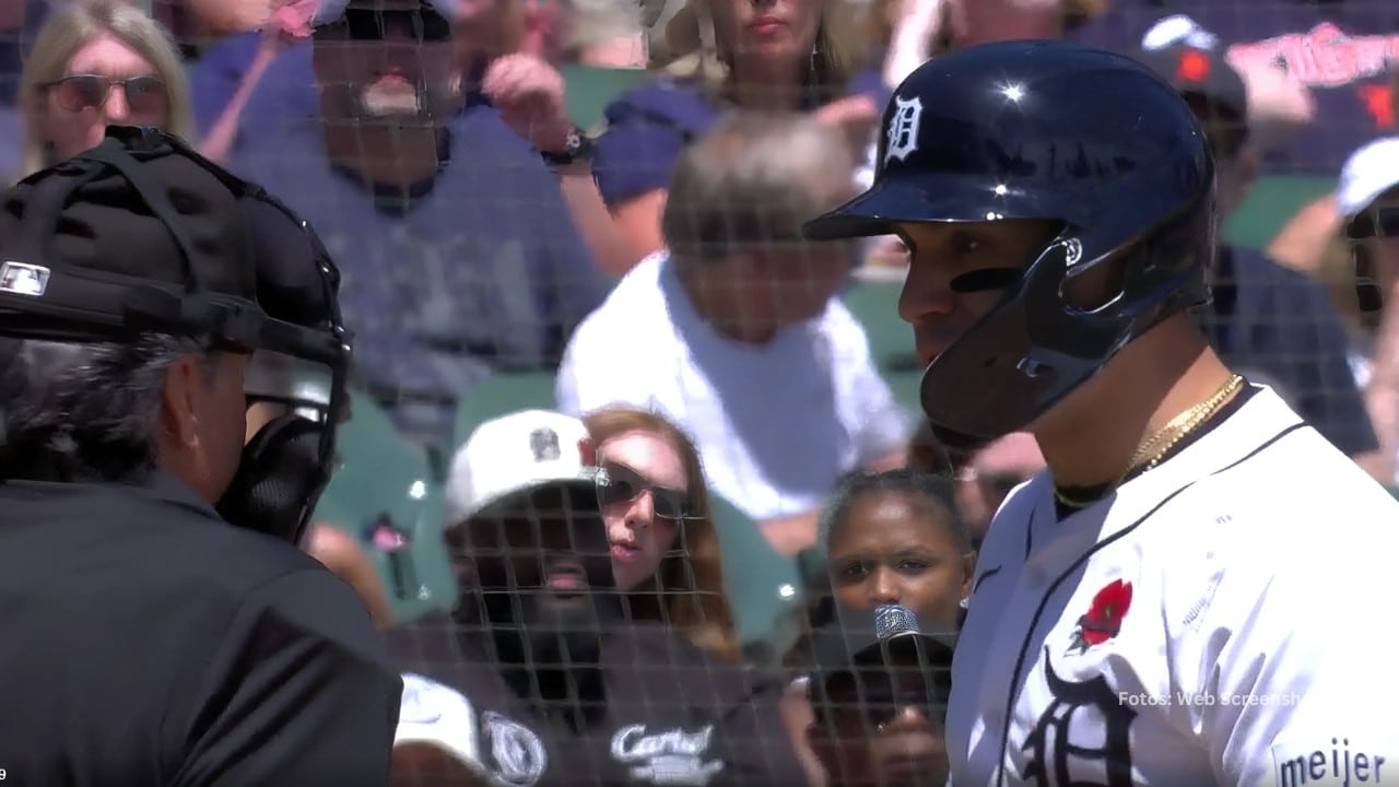 Javier Báez discutiendo con el umpire principal Phil Cuzzi