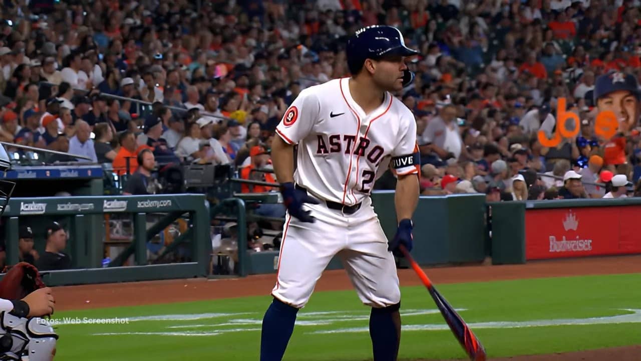 Jose Altuve tomando un turno con Houston Astros