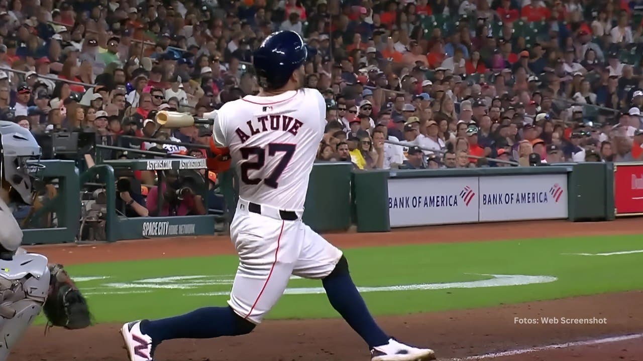 Jose Altuve bateando con Houston Astros
