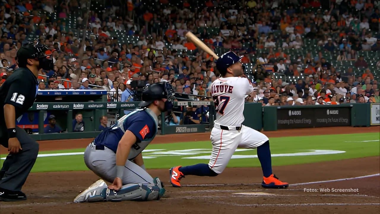 Jose Altuve bateando con Houston Astros