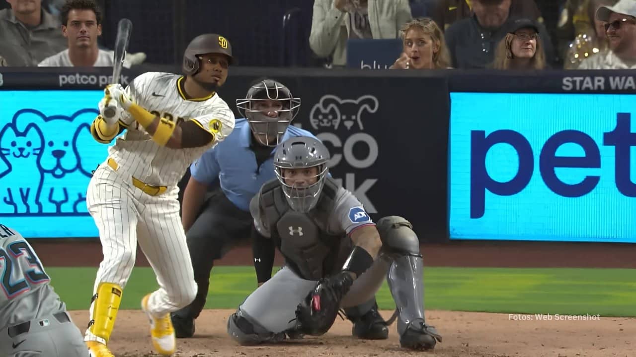 Luis Arráez bateando con San Diego Padres