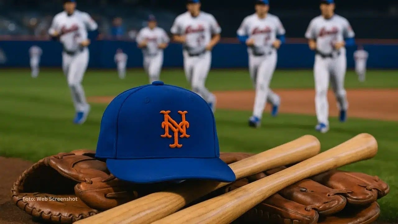 Gorra de New York Mets encima de guantes y bates con jugadores atras