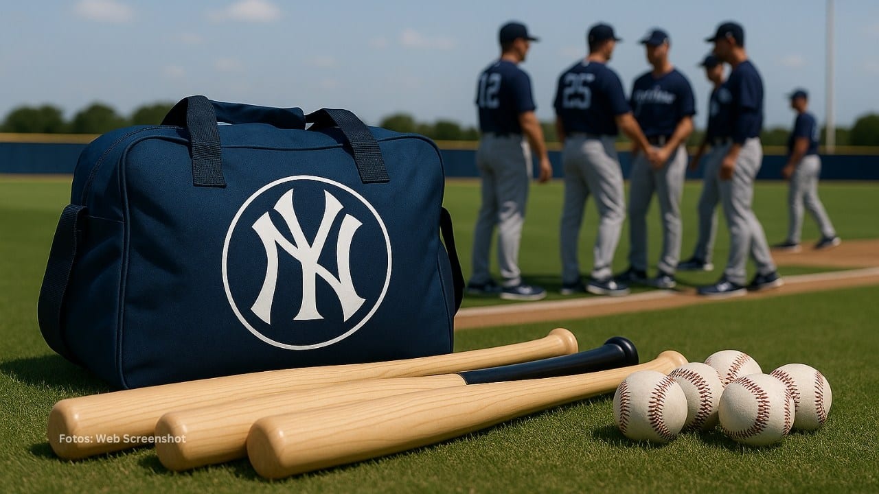 Bolso con el logo de New York Yankees y jugadores en una practica