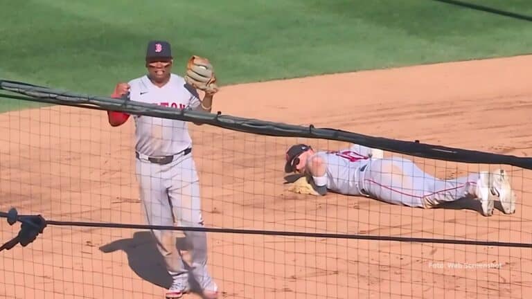 El dominicano Rafael Devers es protagonista de una posible estrategia del manager Alex Cora a nivel defensivo.