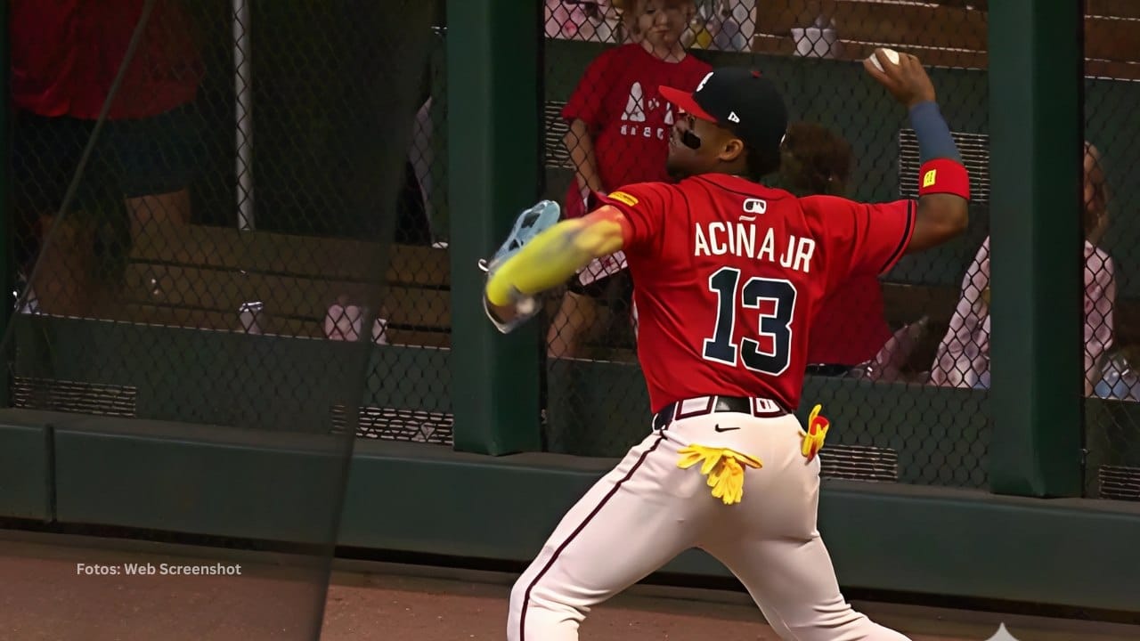 Ronald Acuña Jr. a punto de lanzar desde el jardín derecho con Atlanta Braves