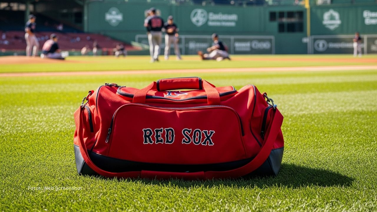 Bolso de Boston Red Sox en el terreno durante una practica