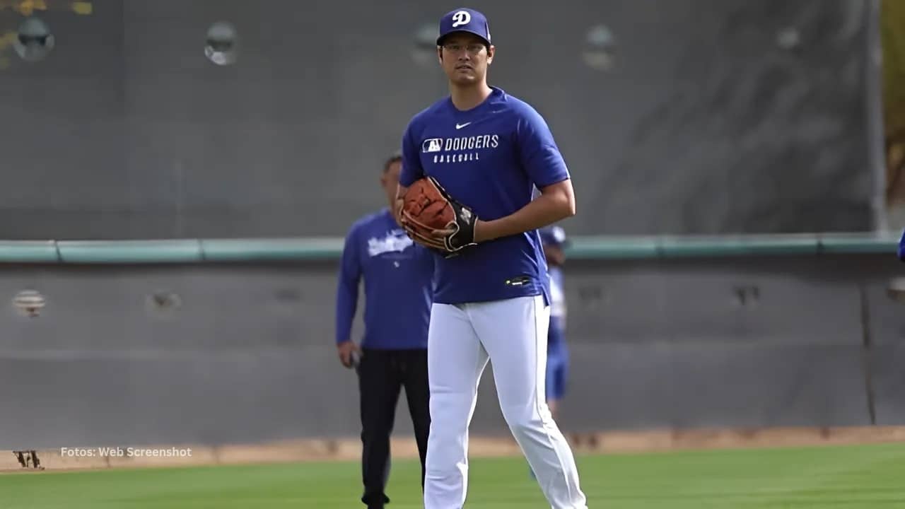 Shohei Ohtani realizando bullpen con Los Angeles Dodgers