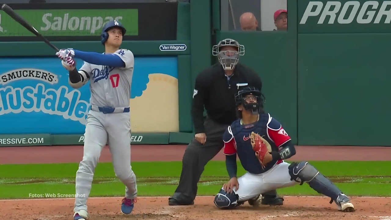 Shohei Ohtani bateando con Los Angeles Dodgers