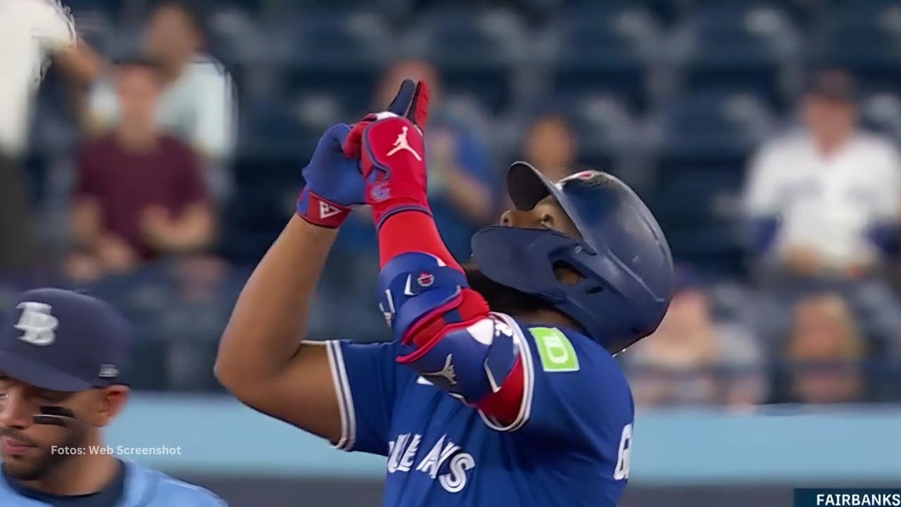 Vladimir Guerrero Jr. señala al cielo tras conectar un doble con Toronto Blue Jays