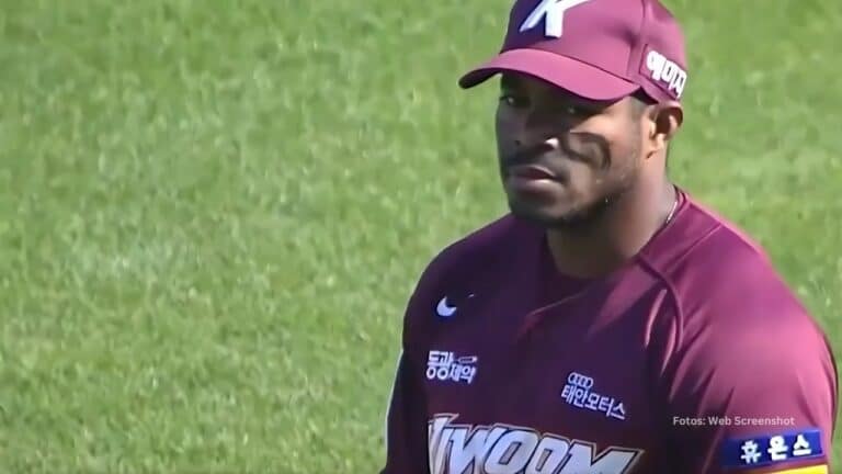 Yasiel Puig en un juego con Kiwoom Heroes