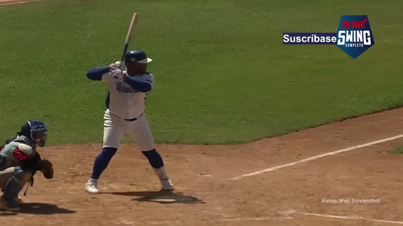 Yasmany Tomas bateando con el conjunto de Industriales en la Liga Elite