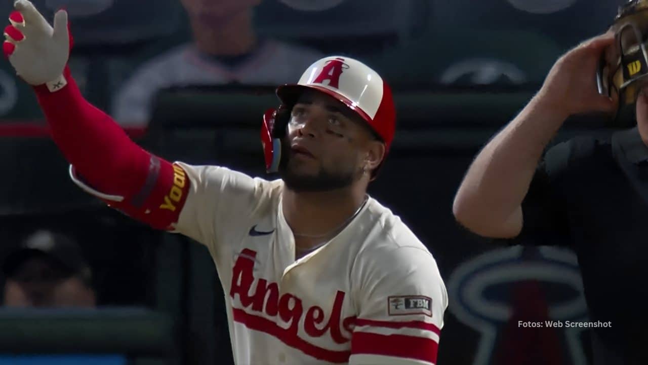 Yoan Moncada bateando con Los Angeles Angels