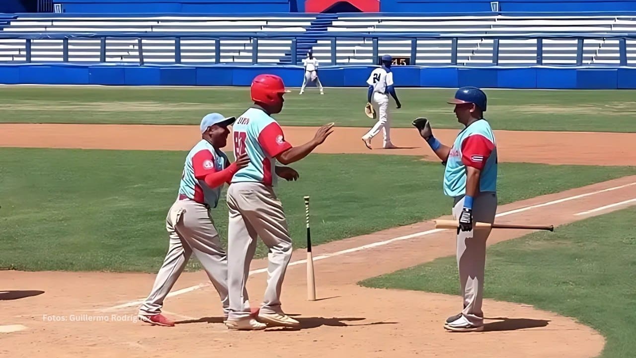 Yordanis Samon celebra un jonrón con Frederich Cepeda