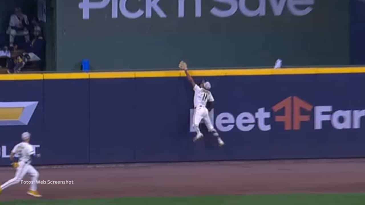 Jackson Chourio brindó este domingo una muestra contundente de su talento defensivo al realizar una espectacular atrapada que resultó decisiva.