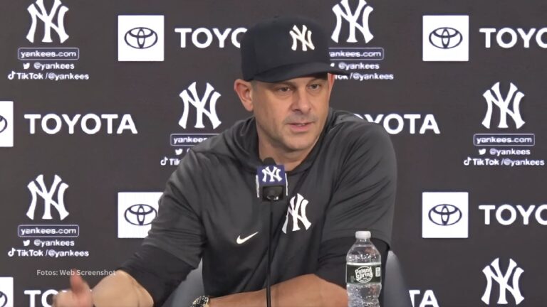 Aaron Boone en una rueda de prensa con New York Yankees