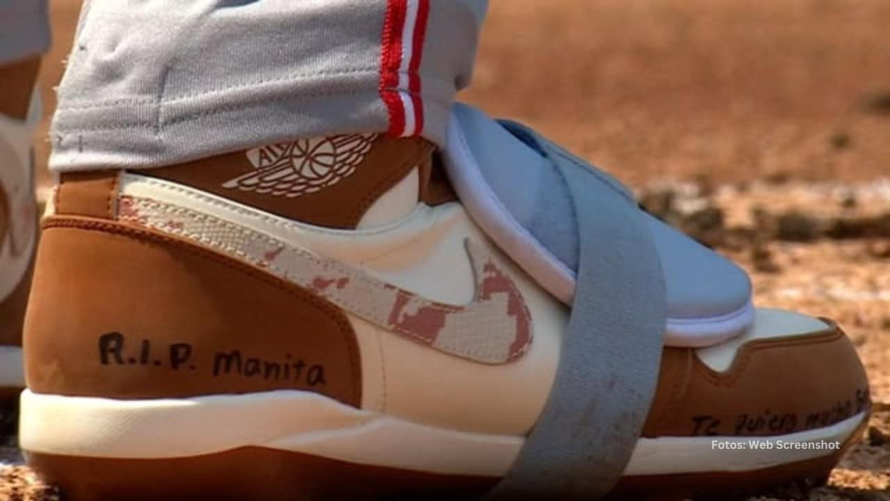 Zapatos de Elly De La Cruz con mensaje para su hermana recién fallecida