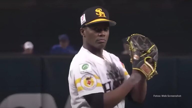 Liván Moinelo lanzando con Fukuoka SoftBank Hawks en la NPB
