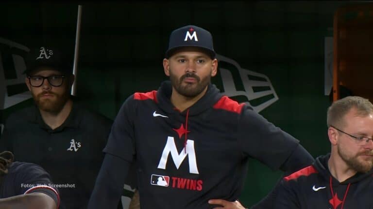 Pablo López en el dugout de Minnesota Twins