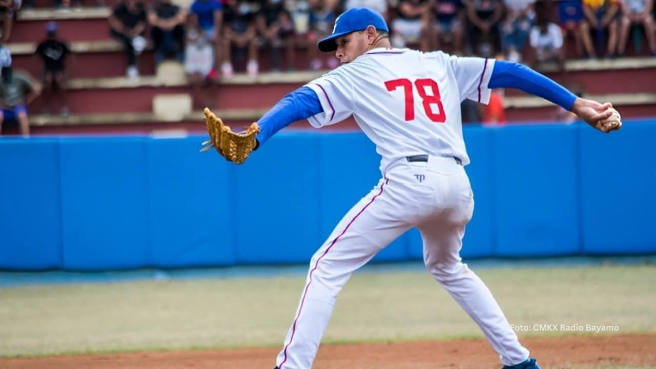 Yoel Mogena lanzando en el beisbol cubano