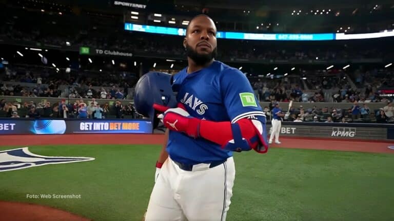 Vladimir Guerrero Jr. quitándose el casco en un juego con Toronto Blue Jays