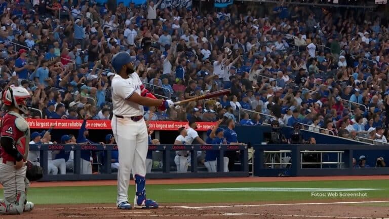 Vladimir Guerrero Jr. en el home observando un cuadrangular con Toronto Blue Jays
