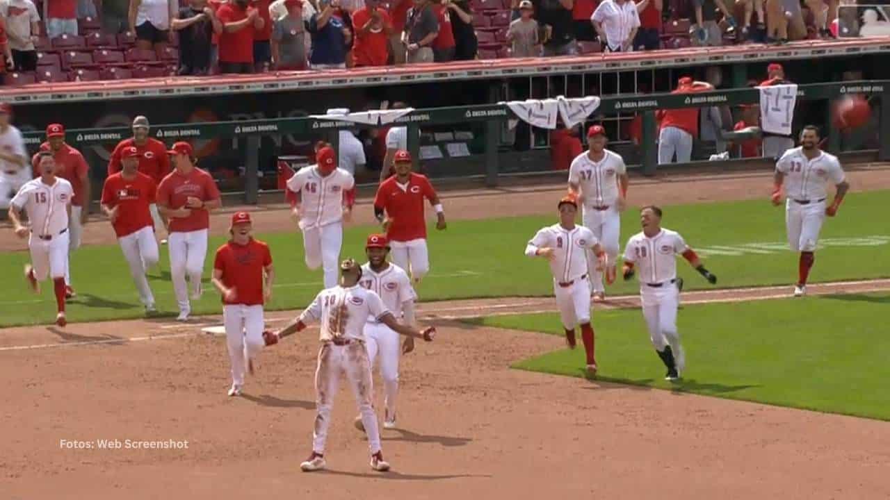 Robert Suárez no pudo concretar el triunfo por San Diego Padres en la novena entrada, donde permitió las dos carreras de la derrota.