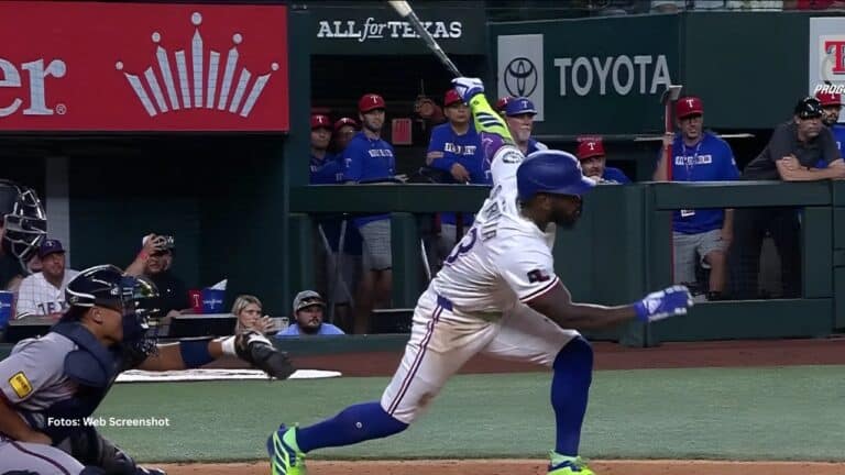 Adolis Garcia bateando con Texas Rangers