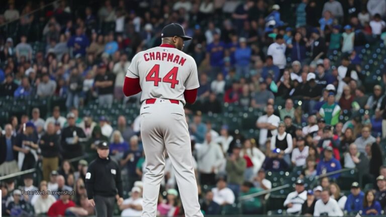 Aroldis Chapman lanzando con Boston Red Sox