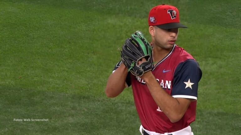 Pelotero cubano Luis Danys Morales lanzando en el Juego de Futuras Estrellas
