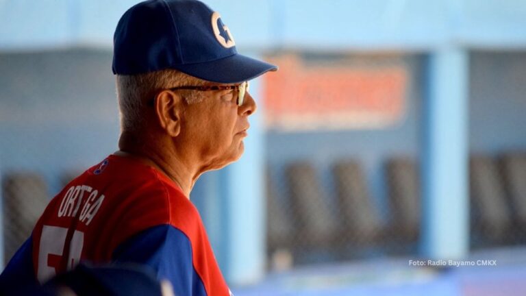 Angel Ortega dirigiendo un juego con Granma en el Beisbol Cubano