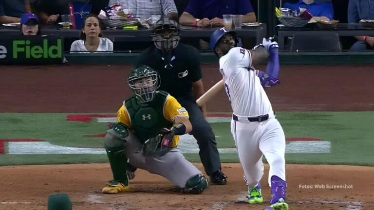 Adolis Garcia bateando con Texas Rangers