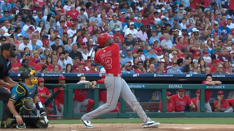 Jorge Soler bateando con Los Angeles Angels