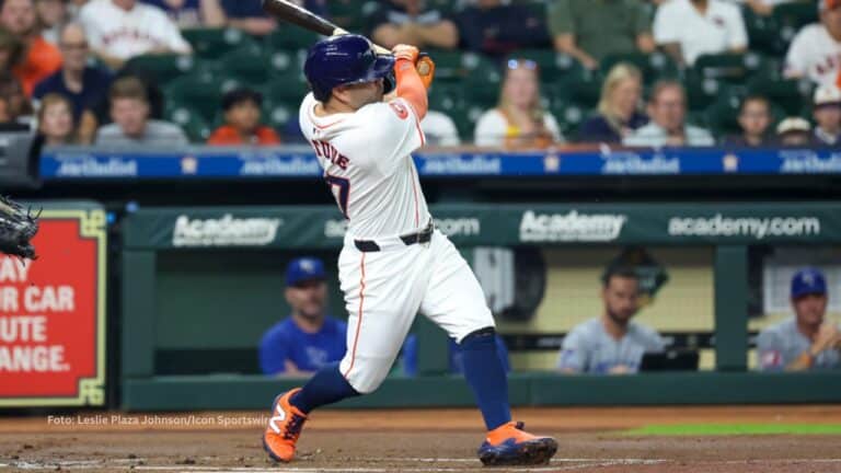 Jose Altuve bateando con Houston Astros