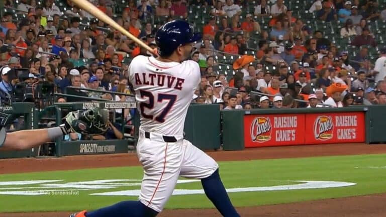 Jose Altuve bateando con Houston Astros