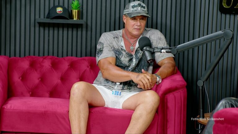 Jose Canseco hablando en una entrevista