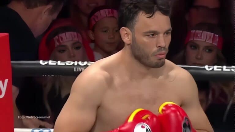 Julio Cesar Chavez Jr. en un ring de boxeo