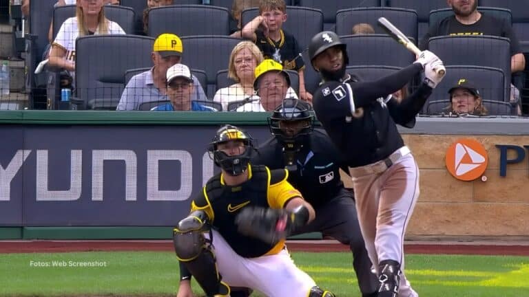 Luis Robert Jr. bateando con el conjunto de Chicago White Sox