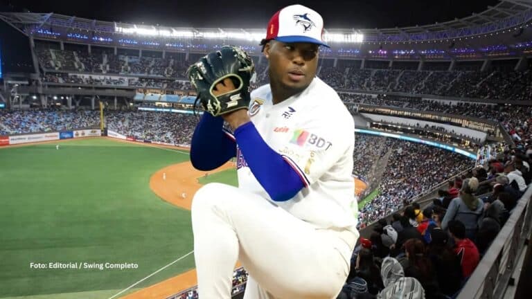 Lanzador cubano Miguel Romero con el uniforme de Tiburones de La Guaira