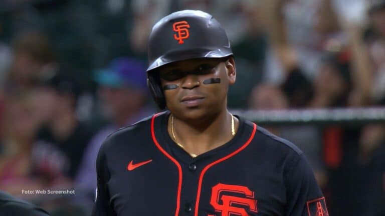 Rafael Devers solo ha jugado como bateador designado con Giants, pese a que anunciaron que lo utilizarían también como inicialista.