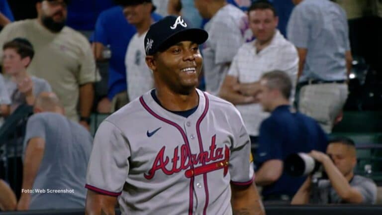 Raisel Iglesias en un juego con Atlanta Braves
