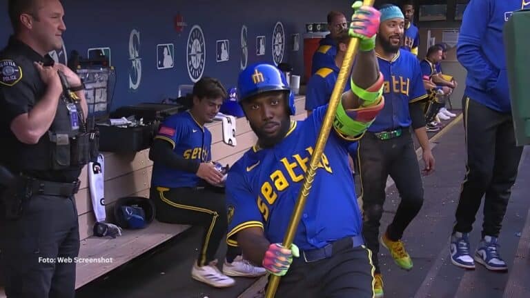 Randy Arozarena celebra un jonrón en el dugout de Seattle Mariners