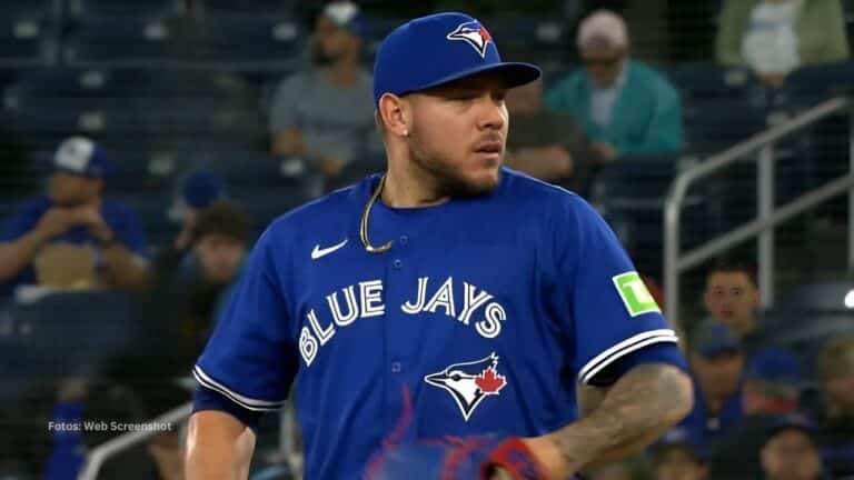 Yariel Rodriguez lanzando con Toronto Blue Jays