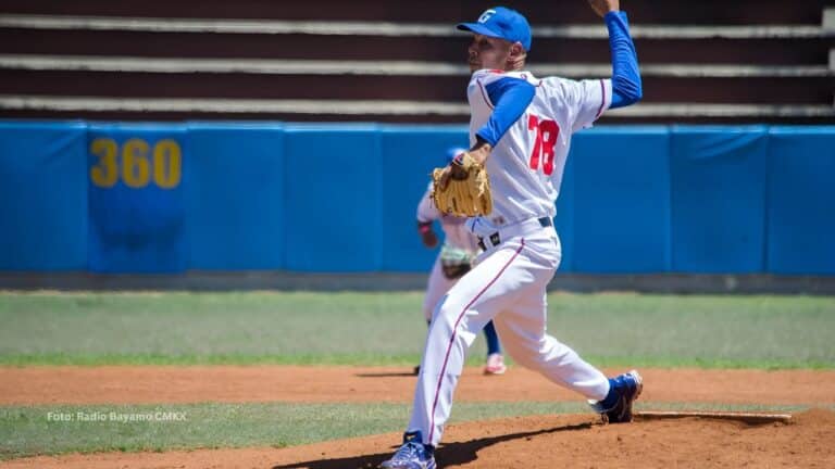 Cubano Yoel Mogena lanzando con el conjunto de Granma en el beisbol cubano