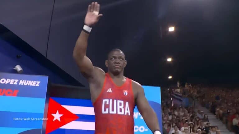 Mijaín López saludando en las olimpiadas. Ley del sistema deportivo cubano