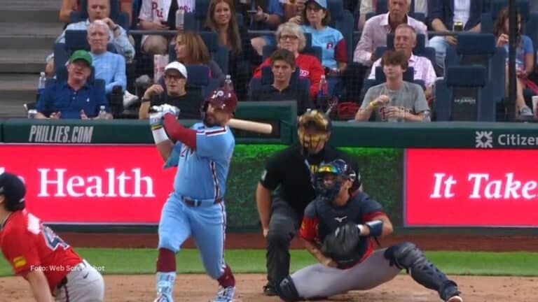 El slugger Kyle Schwarber dejó atónito al cuerpo de lanzadores de Atlanta Braves con una exhibición de poder característica de él.